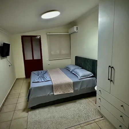 Br's New Bazaar Τίρανα